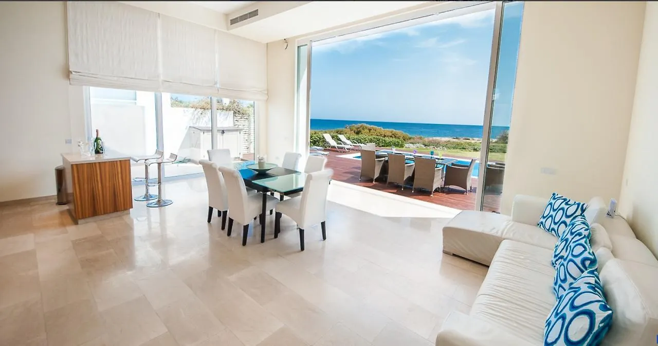 Luxury Bay View Villa 20 Right On Τhe Beach Protaras Hébergement de vacances